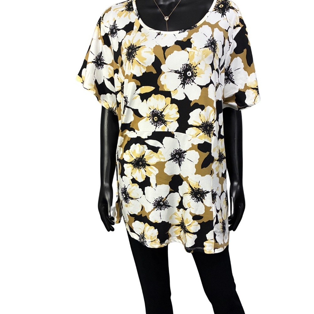 Bobeau Black and White Floral Short Sleeve Top